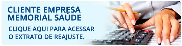 Oculos e caneta em cima de folha de contrato
